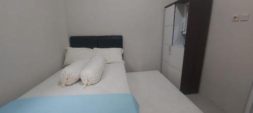 Ένα ή περισσότερα κρεβάτια σε δωμάτιο στο Villa tsany syari'ah d batu