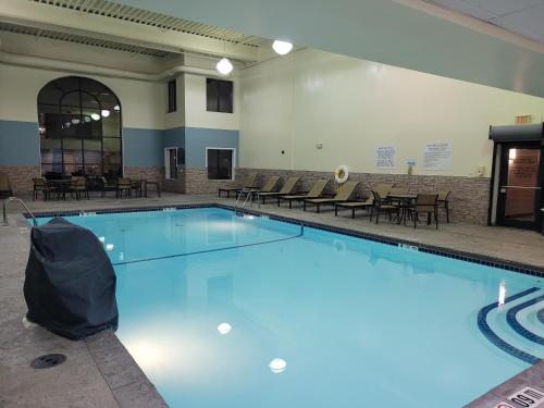 Бассейн в Holiday Inn Express & Suites Buffalo Airport by IHG или поблизости