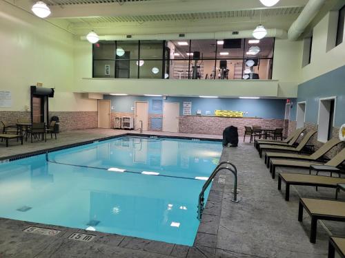 Бассейн в Holiday Inn Express & Suites Buffalo Airport by IHG или поблизости