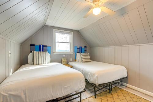 2 camas en un ático con detalles azules en Discover Lakeside Bliss at Jackson Lake!, en Worthville