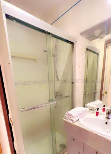 une salle de bain avec une douche en verre et un lavabo dans l'établissement Nid douillet Chalon Centre Grand Confort, à Chalon-sur-Saône