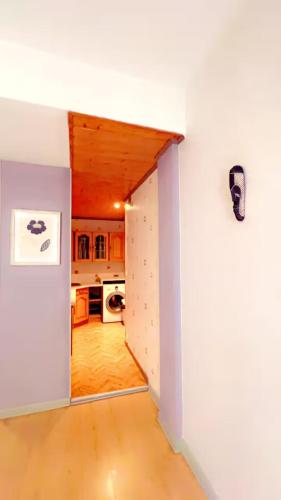 une pièce vide avec une cuisine et un couloir dans l'établissement Nid douillet Chalon Centre Grand Confort, à Chalon-sur-Saône