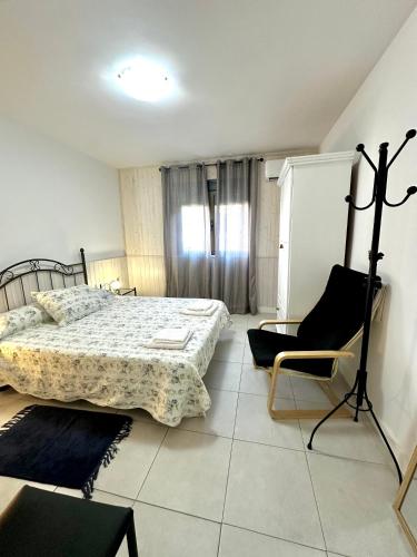 a bedroom with a bed and a chair in it at VUT de uso turístico Las Palomas in Arenas de San Pedro
