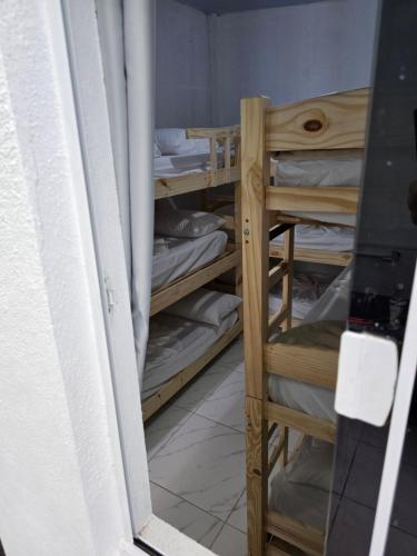 a room with a closet with bunk beds at Ô de casa hostel in Balneário Camboriú