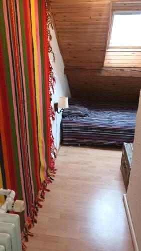 une chambre avec un lit et une fenêtre dans une pièce dans l'établissement charmant t2 montagne, à Saint-Hilaire