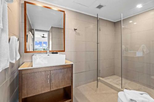 ein Badezimmer mit Waschbecken und Dusche in der Unterkunft Beachfront - Flamingo Luxury 2BR condo - E423 in Palm-Eagle Beach
