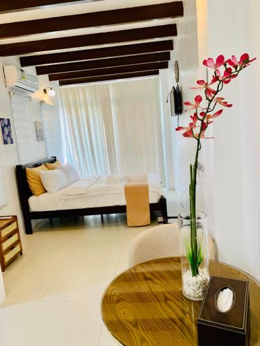 Giường trong phòng chung tại Crossing View Penthouse