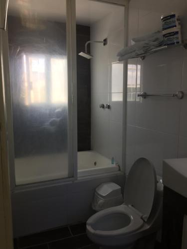 a bathroom with a toilet and a shower and a tub at Casa con Alberca para 12 personas en Club de Golf el Cristo in Atlixco