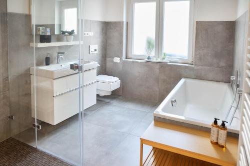 Imagen de la galería de JJ-TS - Zentrale Wohnung - nahe SAP - Parkplatz - Terrasse, en Walldorf