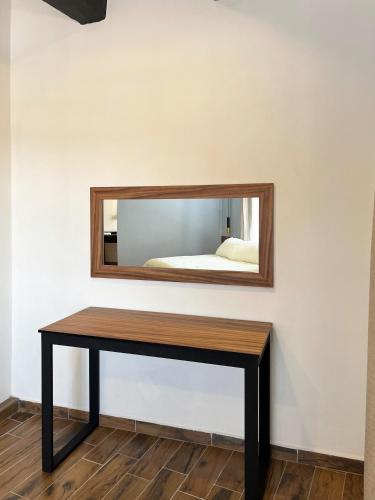 a mirror on a wall with a table at Eonia in Atlixco