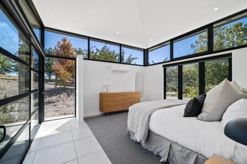 Ένα ή περισσότερα κρεβάτια σε δωμάτιο στο Gibbston Valley Residence by Sotheby's Luxury Rental Homes