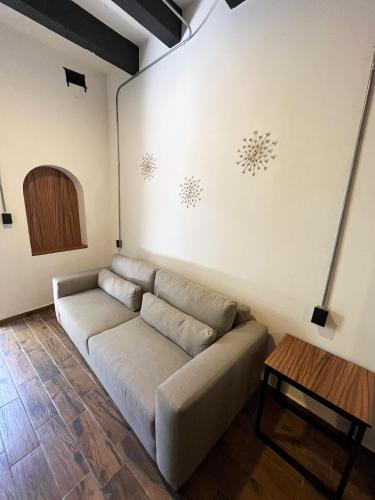 a living room with a couch against a wall at Eonia in Atlixco