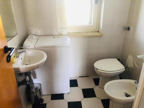 a small bathroom with a toilet and a sink at Marasusa Dreams in Parghelia