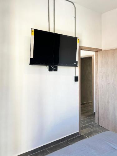 a flat screen tv hanging on a wall at Eonia in Atlixco