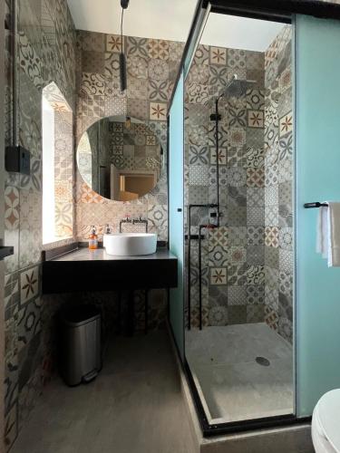 a bathroom with a sink and a shower at Eonia in Atlixco