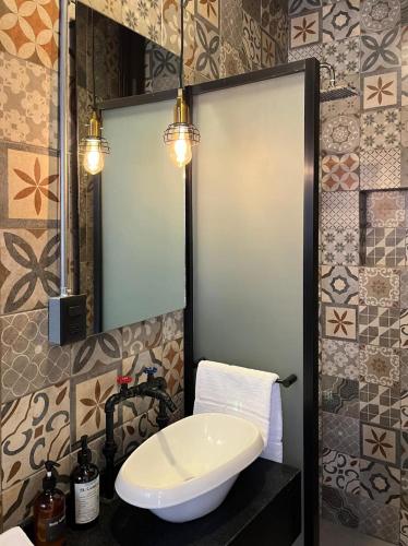 a bathroom with a sink and a mirror at Eonia in Atlixco
