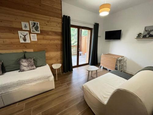 - une chambre avec 2 lits et une télévision dans l'établissement Varsea Residence - STUDIO BRIATA, COCOONING, VARSEA MAE-3231, à Vars
