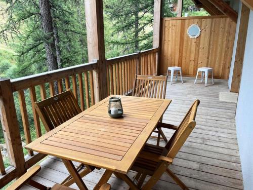 une table et des chaises en bois sur une terrasse en bois dans l'établissement Varsea Residence - STUDIO BRIATA, COCOONING, VARSEA MAE-3231, à Vars