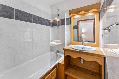 une salle de bain avec un lavabo, une baignoire et un miroir dans l'établissement Résidence Les Hauts De Preclaux - Appartement pour 6 personnes aux pieds des pistes MAE-6911, aux Orres
