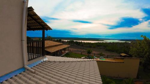 a balcony of a house with a view of the water at Rancho do Tingo em Felixlândia mg in Felixlândia