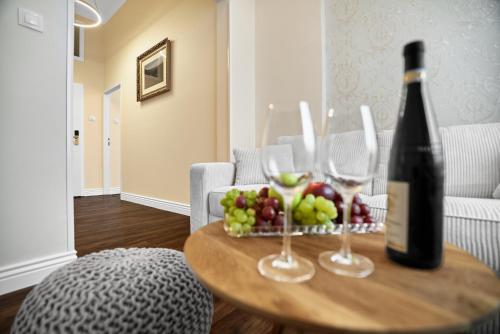 una botella de vino y copas de vino en una mesa en Chateau Franz, en Osek
