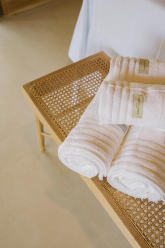 a couple of white towels sitting on a table at Canto dos Pireneus Hospedaria in Pirenópolis