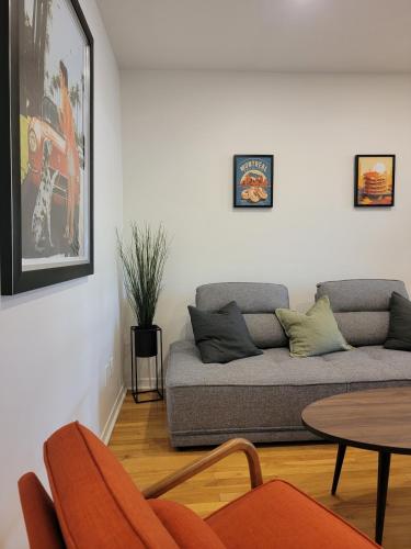 Χώρος καθιστικού στο VIAU-1BR near Olympic Stadium