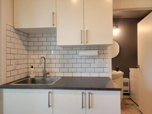 Η κουζίνα ή μικρή κουζίνα στο VIAU-1BR near Olympic Stadium