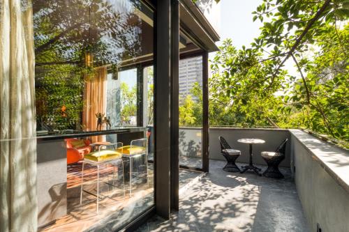 a patio with chairs and a table on a balcony at El Alfonsa in Mexico City