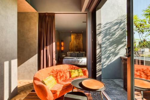 a living room with a couch and a bed at El Alfonsa in Mexico City