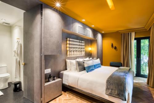 a bedroom with a large bed and a bathroom at El Alfonsa in Mexico City