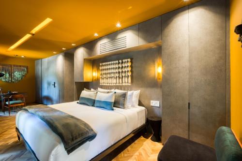 a bedroom with a large bed in a room at El Alfonsa in Mexico City