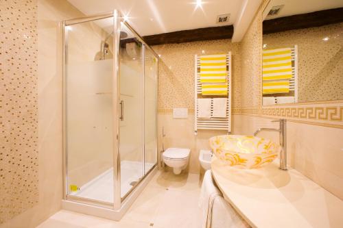 uma casa de banho com um chuveiro e um WC. em Moretta Apartment em Veneza