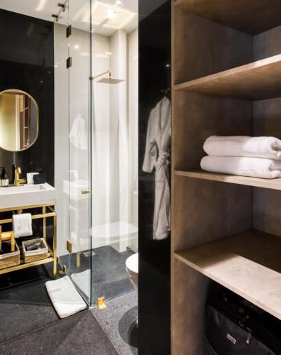 a bathroom with a glass shower and a sink at El Alfonsa in Mexico City