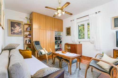 Apartments by the sea Mirca, Brac - 2854