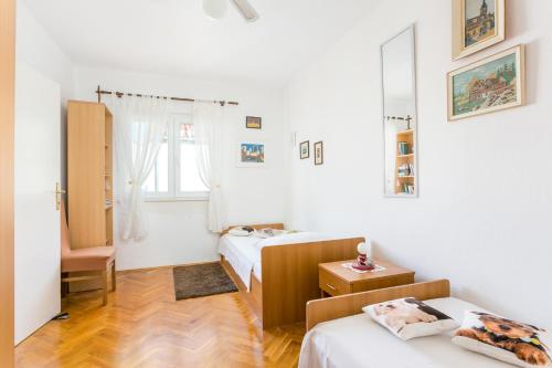 Apartments by the sea Mirca, Brac - 2854