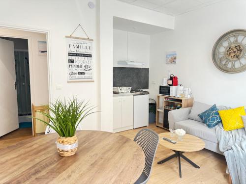 un salon avec une table et un canapé dans l'établissement Escale 2, au Mans