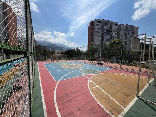 an empty basketball court with a basketball hoop at Piso 11 con vista a la montaña, Callejuelas in Piedecuesta