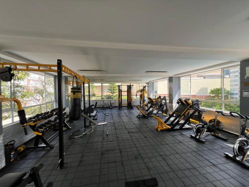 a gym with a bunch of treadmills and machines at Piso 11 con vista a la montaña, Callejuelas in Piedecuesta