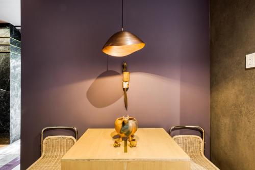 a dining room with a table and a lamp at El Alfonsa in Mexico City