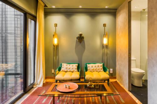 a living room with a couch and a table at El Alfonsa in Mexico City