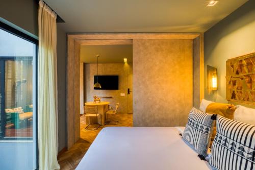 a bedroom with a bed and a view of a bathroom at El Alfonsa in Mexico City