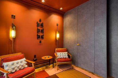 a living room with two chairs and a table at El Alfonsa in Mexico City