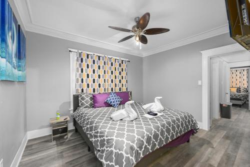 ヒューストンにあるCharming Midtown Houston Apt with Free Parkingのベッドと天井扇風機のある寝室