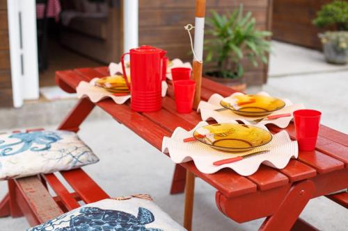 a picnic table with plates of food and red cups at Casa Perto das melhores praias Florianópolis, 8 pessoas, ar condicionado, tv, wifi, cozinha completa, lavanderia, in Florianópolis