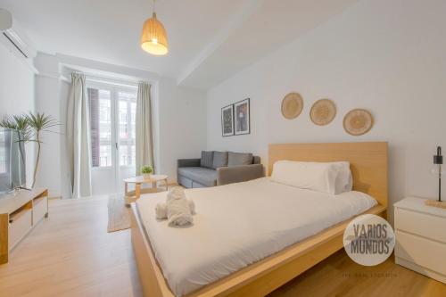 Ένα ή περισσότερα κρεβάτια σε δωμάτιο στο Tu ventana a Madrid para 3, conoce Carretas 25