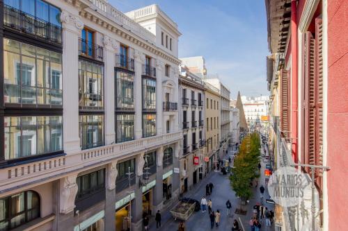 Tu ventana a Madrid para 3, conoce Carretas 25