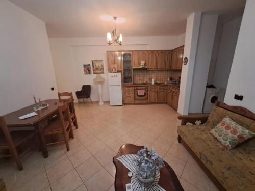Kitchen o kitchenette sa VlorasView