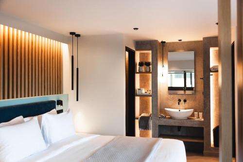 Katil atau katil-katil dalam bilik di Orama Luxury Suite 3 Bedrooms with Private Pool