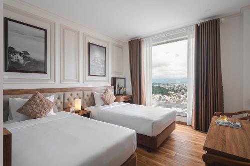 Postel nebo postele na pokoji v ubytování Dalat Roof Hotel